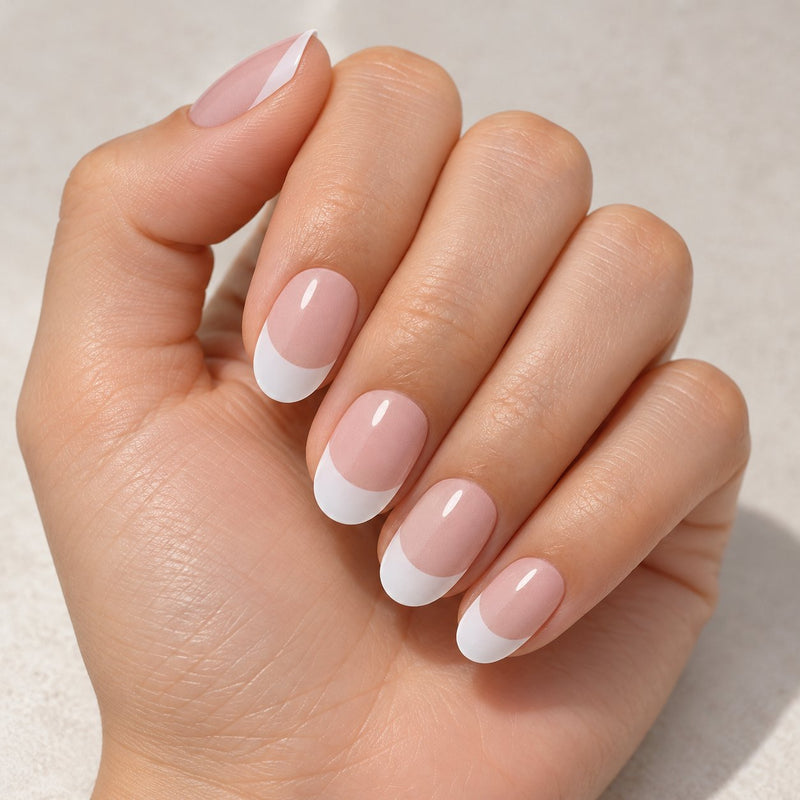 Mano con extensiones de forma oval, en base rosa y punta blanca de manicura francesa, con acabado brillante.