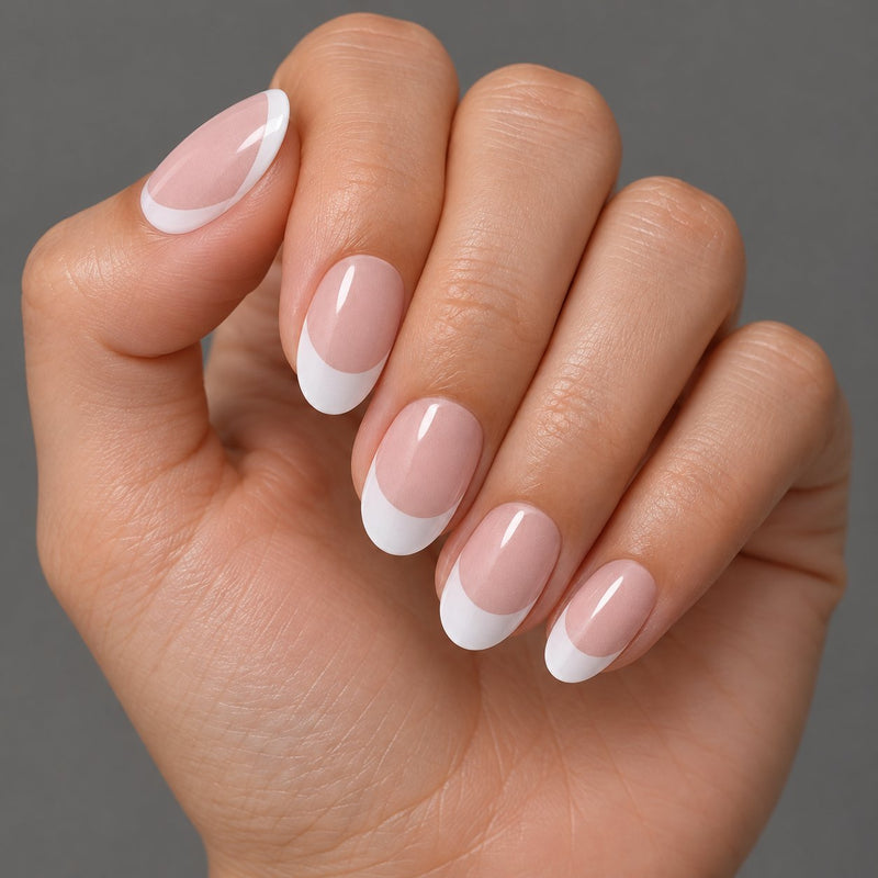 Mano con extensiones de forma oval, en base rosa y punta blanca de manicura francesa, con acabado brillante.