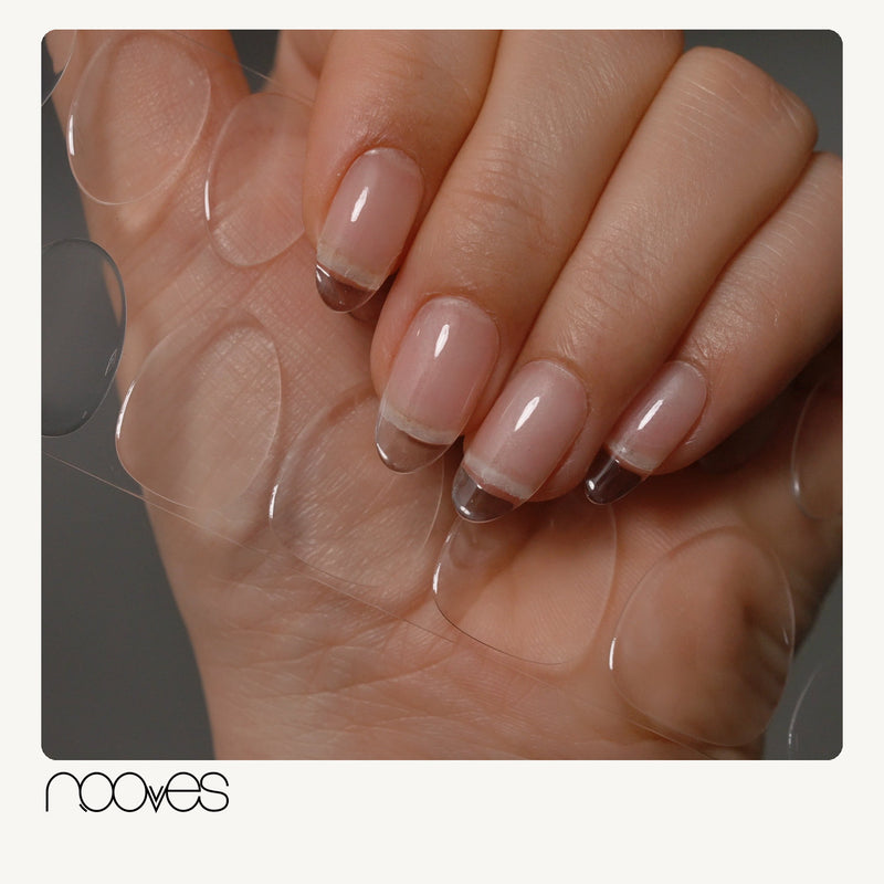 Extensiones de gel NOOVES Crystal Clear, forma almond, mano con las extensiones aplicadas