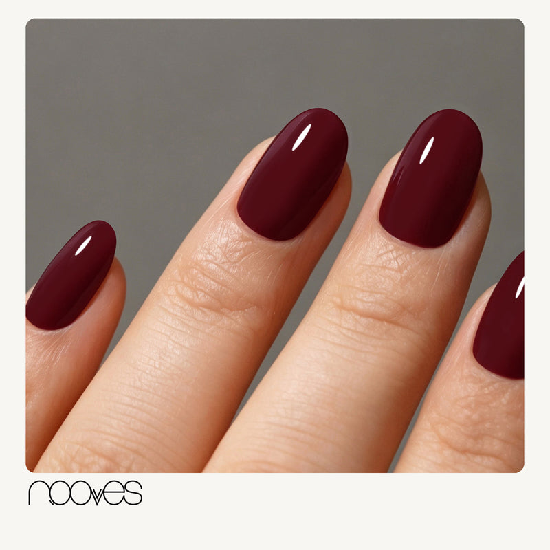 Extensiones de gel NOOVES Cherry Noir, forma oval, mano con las extensiones aplicadas
