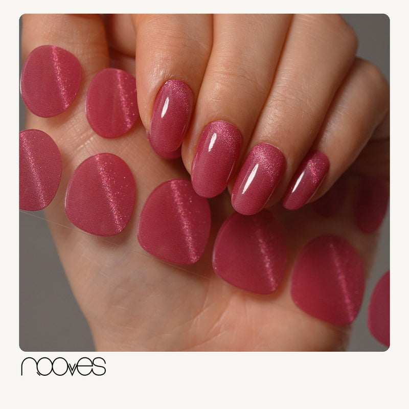 Extensiones de gel NOOVES Mystic Rose, forma oval, mano con las extensiones aplicadas