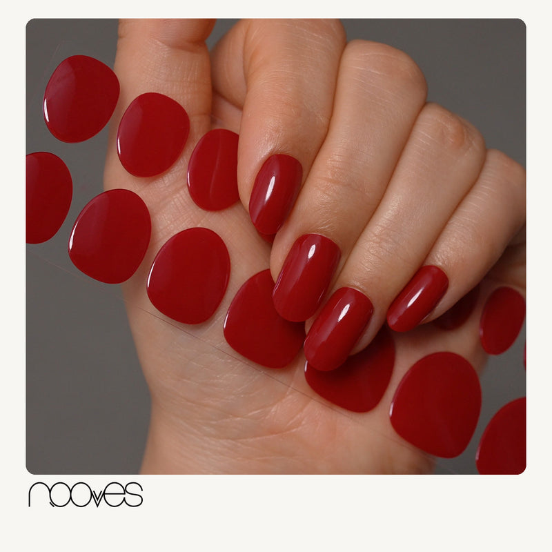 Extensiones de gel NOOVES Crimson Love, forma oval, mano con las extensiones aplicadas