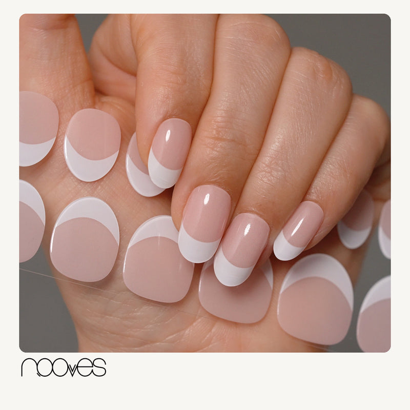 Extensiones de gel NOOVES Rose Cloud, forma oval, mano con las extensiones aplicadas