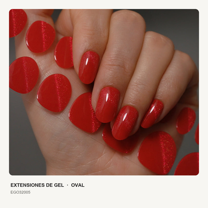 Extensiones de gel NOOVES Spicy Ruby, forma oval, mano con la tira