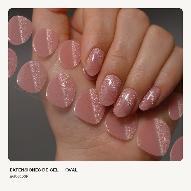 Extensiones de gel NOOVES Fairy Dust, forma oval, mano con la tira