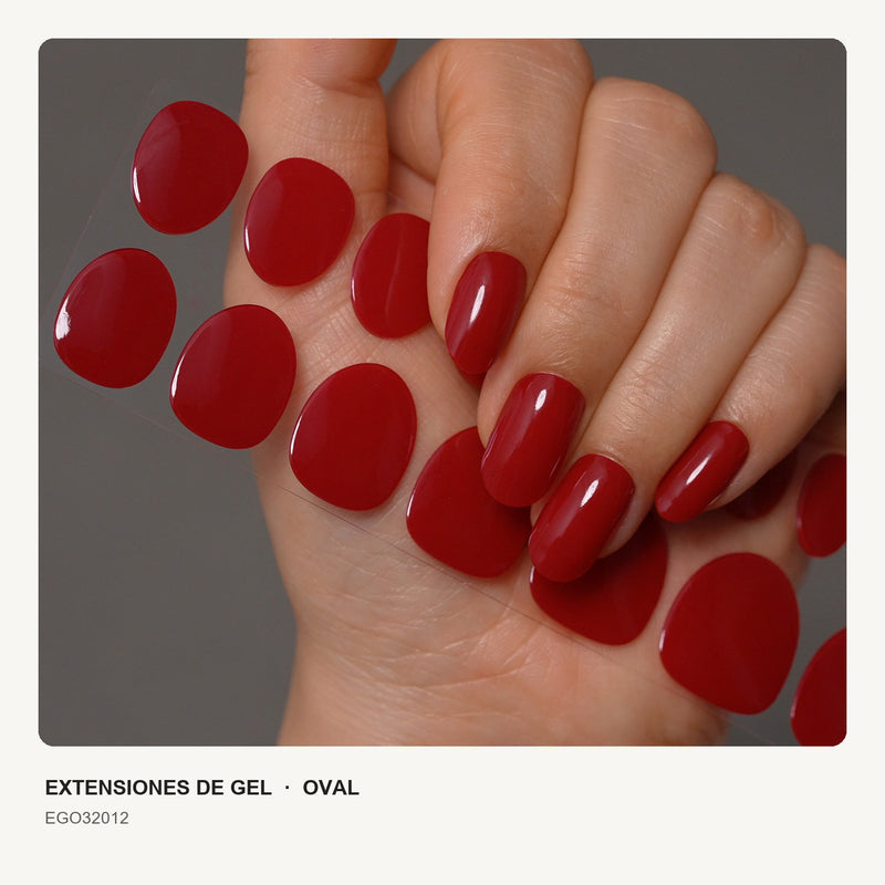 Extensiones de gel NOOVES Crimson Love, forma oval, mano con la tira