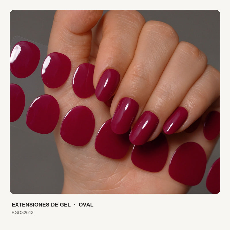 Extensiones de gel NOOVES Fuchsia Night, forma oval, mano con la tira