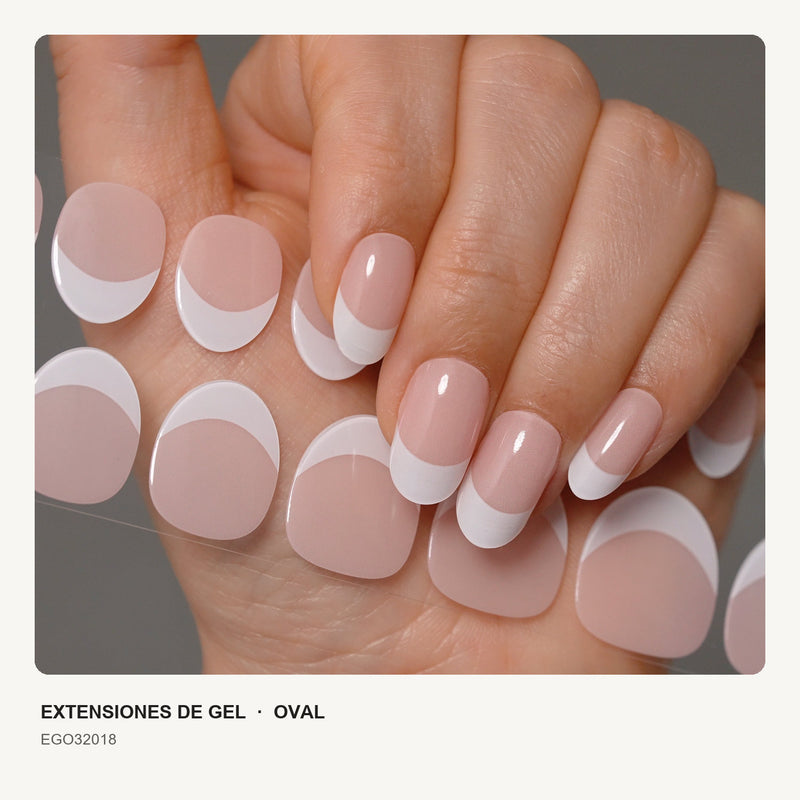 Extensiones de gel NOOVES Rose Cloud, forma oval, mano con la tira