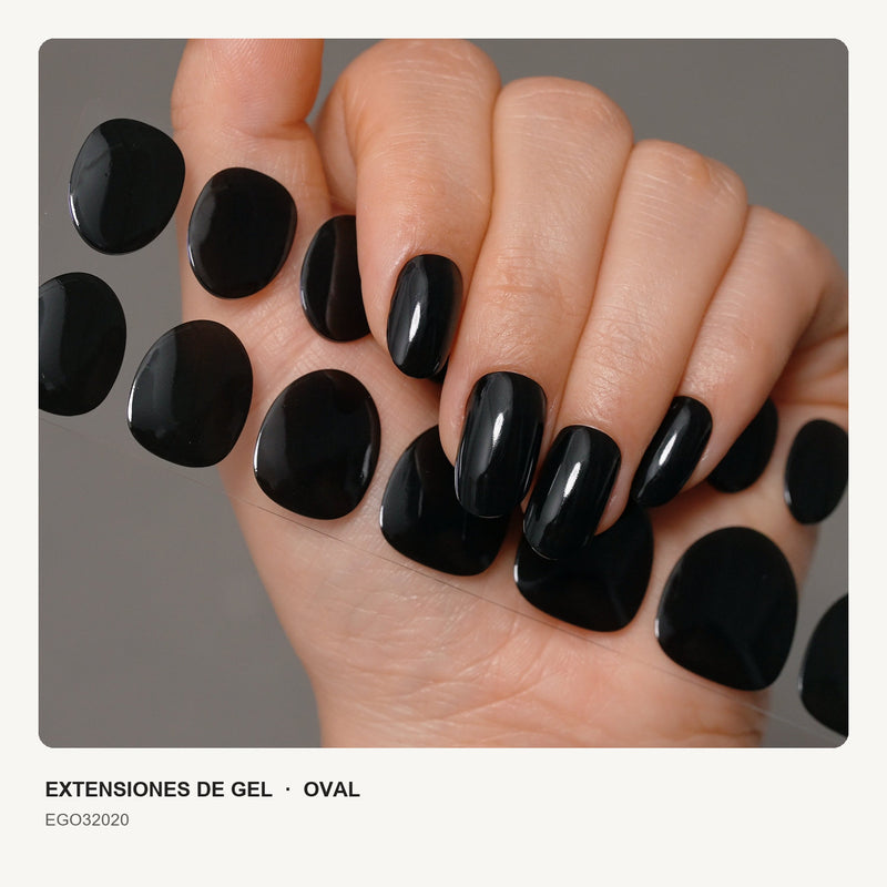 Extensiones de gel NOOVES Obsidian Night, forma oval, mano con la tira