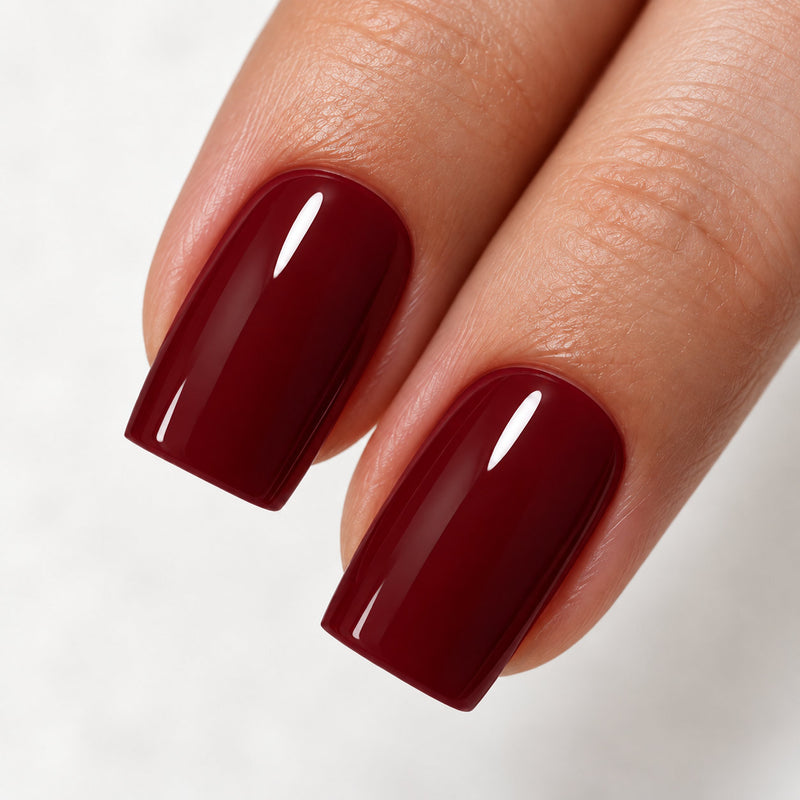 Extensiones de gel NOOVES Midnight Merlot, forma square, detalle macro