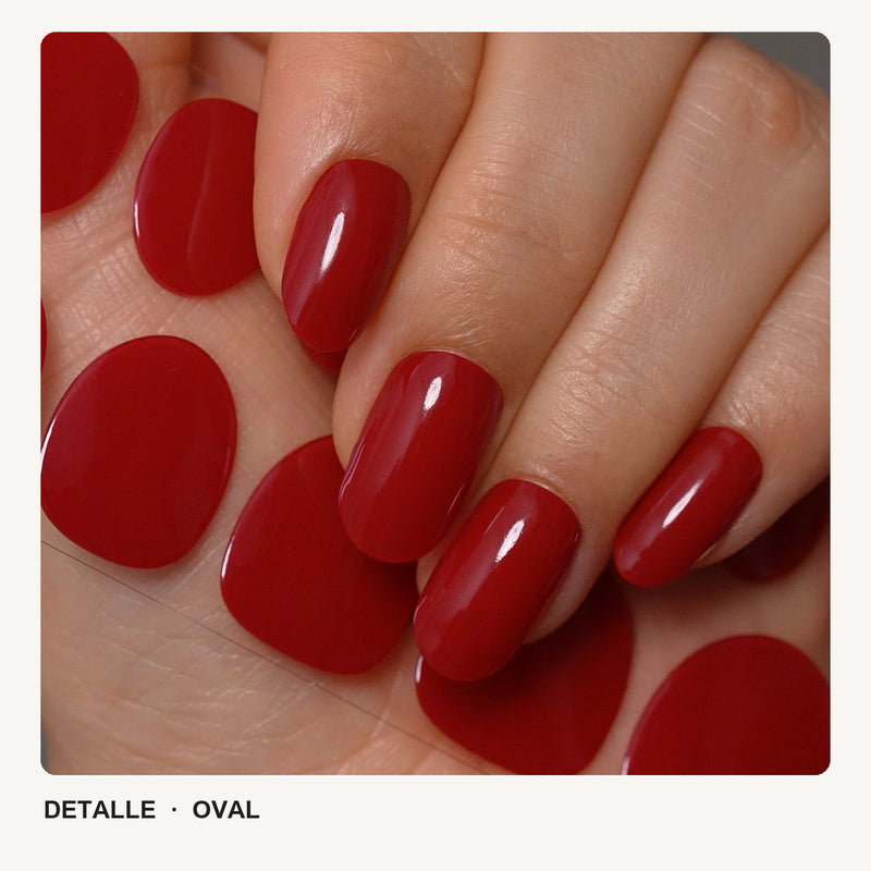 Extensiones de gel NOOVES Crimson Love, forma oval, detalle macro