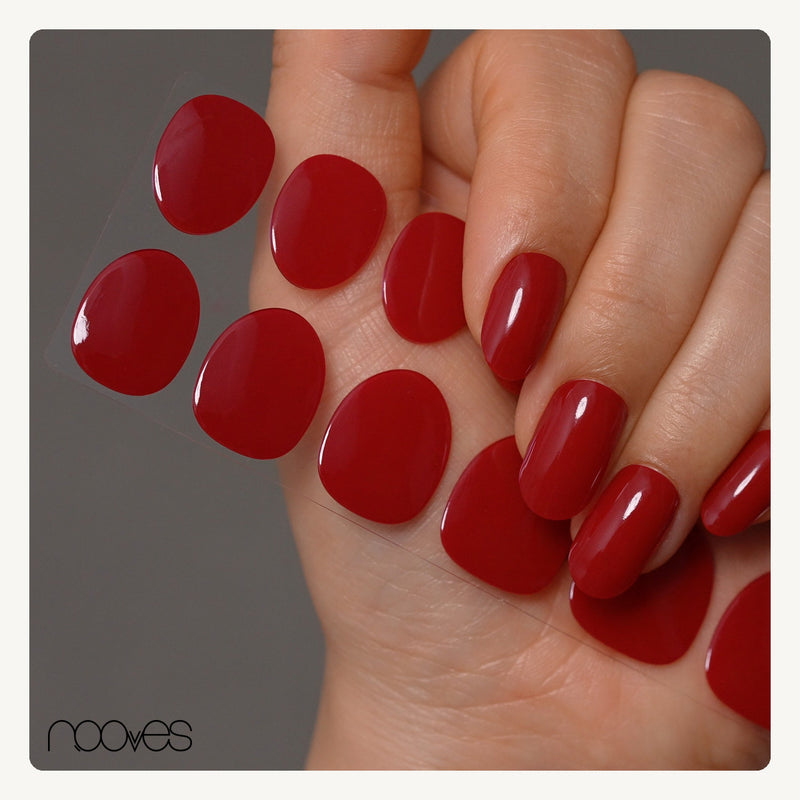 Extensiones de gel NOOVES Crimson Love, forma oval, imagen lifestyle