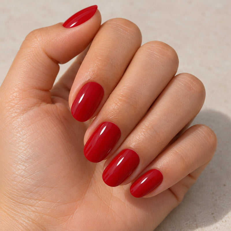 Extensiones de gel NOOVES Crimson Love, forma oval, imagen lifestyle