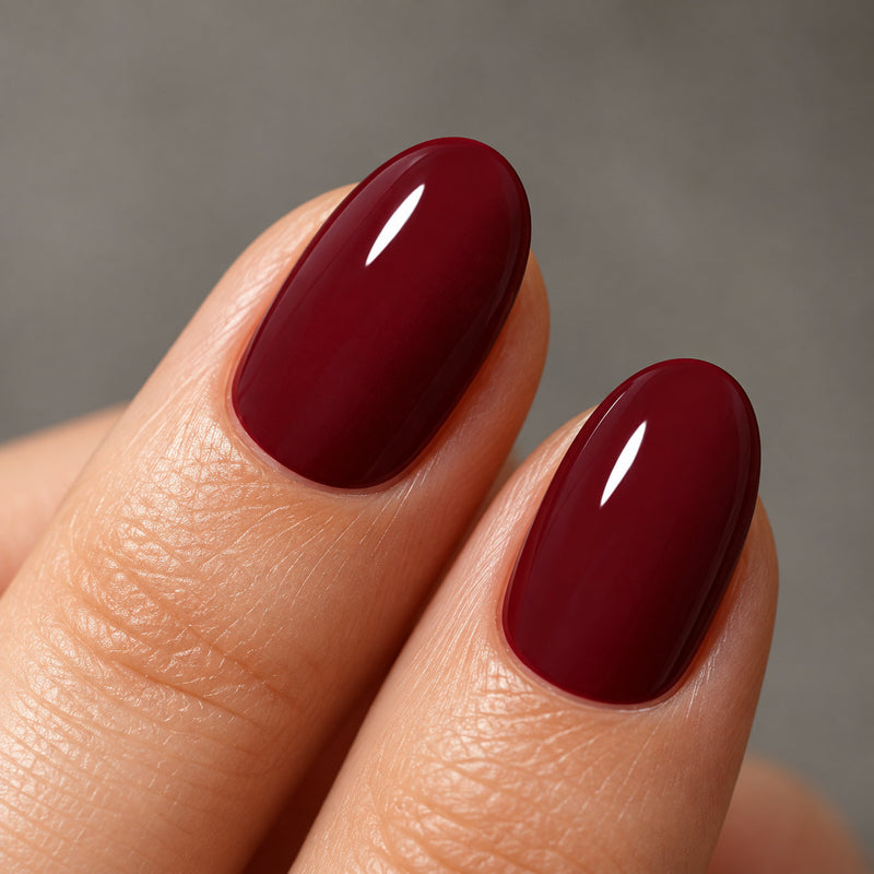 Extensiones de gel NOOVES Cherry Noir, forma oval, imagen lifestyle