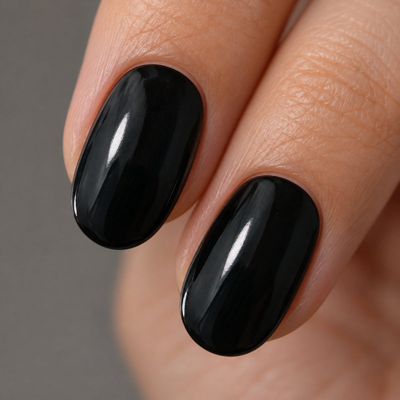 Extensiones de gel NOOVES Obsidian Night, forma oval, imagen lifestyle