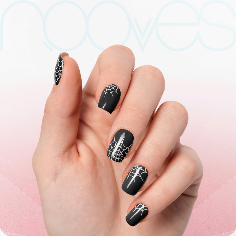 Resultado Manicura en casa con Láminas de Gel - Black Spider - Halloween - Acabado Natural