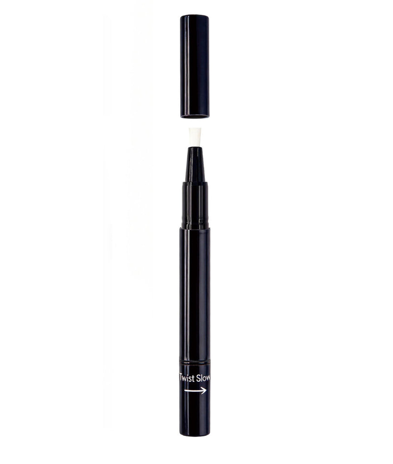 Nail Beauty Pen 2 en 1 NOOVES, base y top coat en un solo bolígrafo, con el capuchón retirado