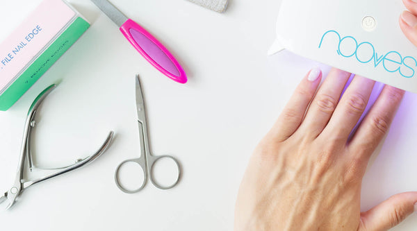 10 trucos para colocar correctamente las láminas de uñas de gel NOOVES