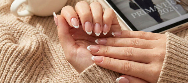 Tendencias de Uñas Primavera 2026: Los 4 colores que reinarán (y cómo hacértelas en casa en 15 minutos)