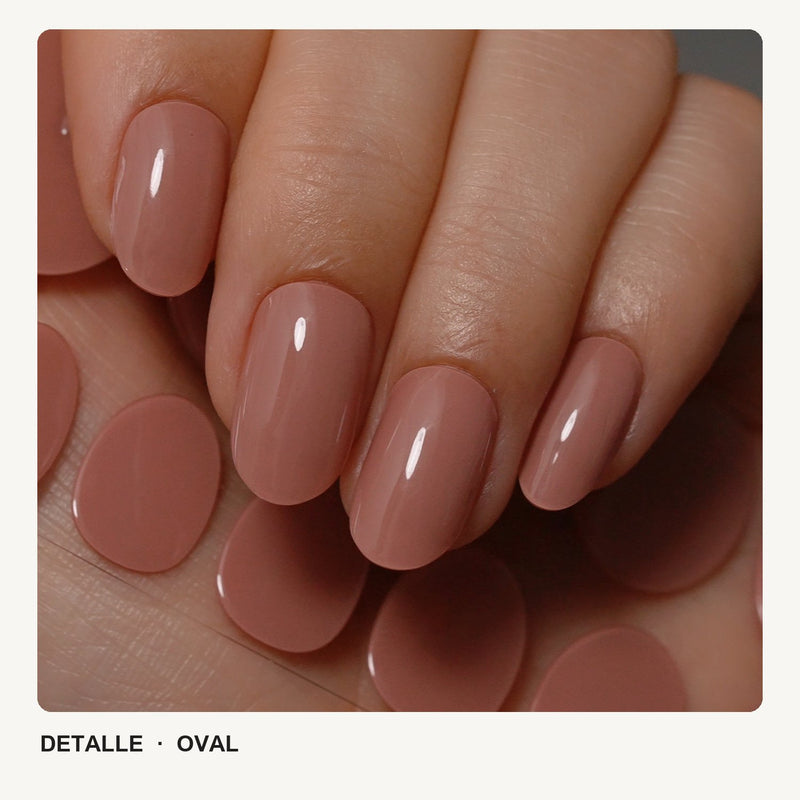 Detalle de uñas de forma oval, en nude rosado de tono terracota, con acabado brillante.
