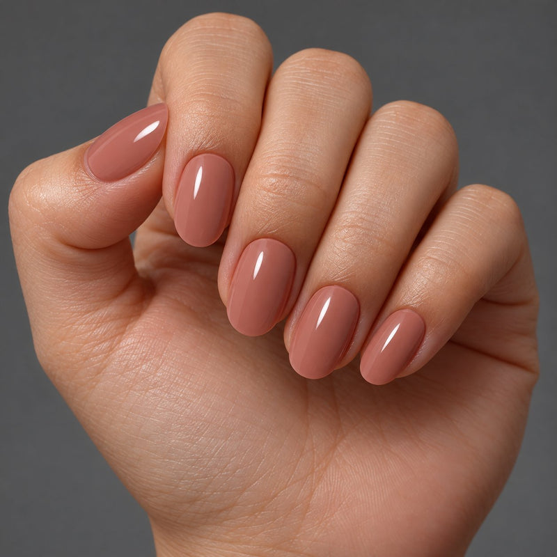 Mano con extensiones de forma oval, en nude rosado de tono terracota, con acabado brillante.