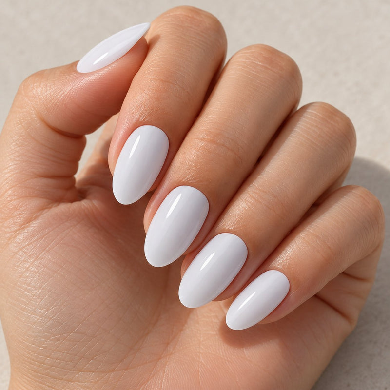 Mano con extensiones de forma almond, en blanco lechoso, con acabado brillante.