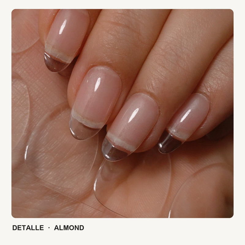 Detalle de uñas de forma almond, en transparente, con acabado brillante.