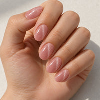 Mano con extensiones de forma oval, en rosa claro con efecto ojo de gato, con acabado brillante.