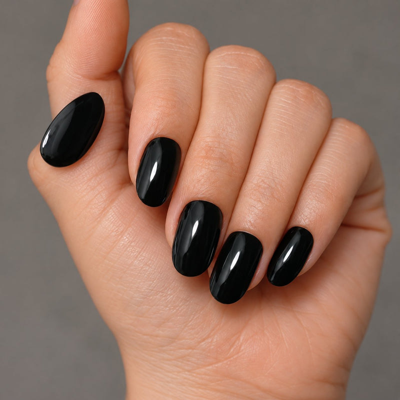 Mano con extensiones de forma oval, en negro, con acabado brillante.