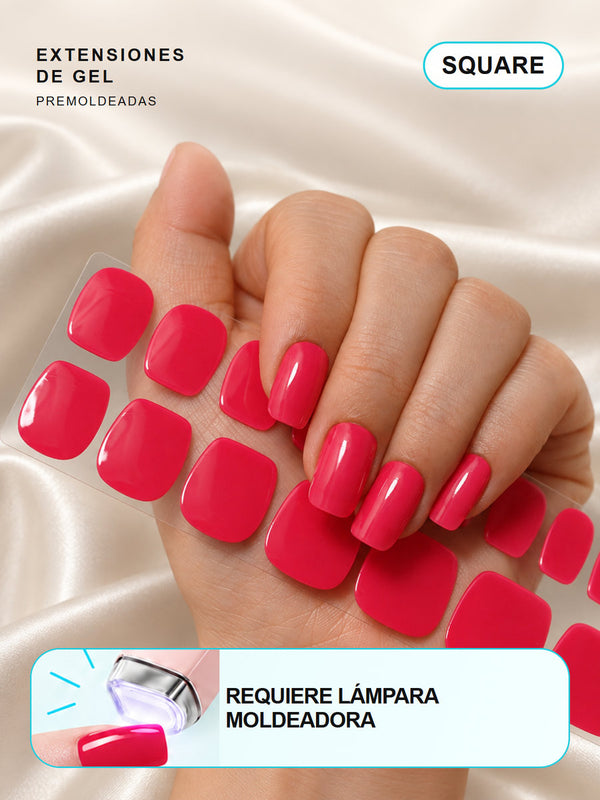 Extensiones de gel NOOVES Malibu Pink, forma square, mano y tira sobre satén en tarjeta