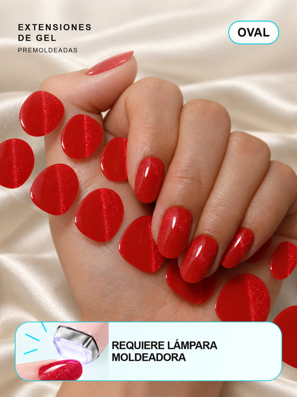 Extensiones de gel NOOVES Spicy Ruby, forma oval, mano y tira sobre satén en tarjeta