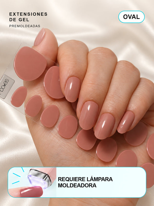 Extensiones de gel NOOVES Vintage Rose, forma oval, mano y tira sobre satén en tarjeta