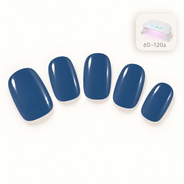 Cinco uñas con láminas de gel semicurado NOOVES Deep Navy, azul marino
