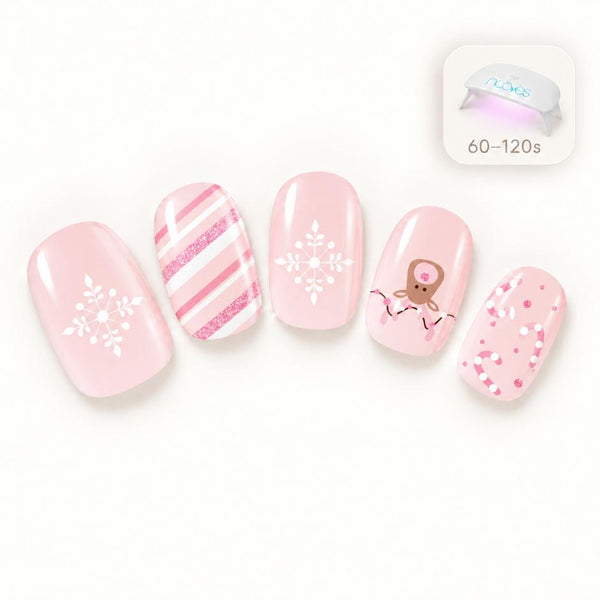 Cinco uñas con láminas de gel semicurado NOOVES Silent Snow, rosa con copos de nieve y detalles navideños