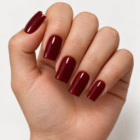 Extensiones de gel NOOVES Midnight Merlot, forma square, mano con las extensiones aplicadas