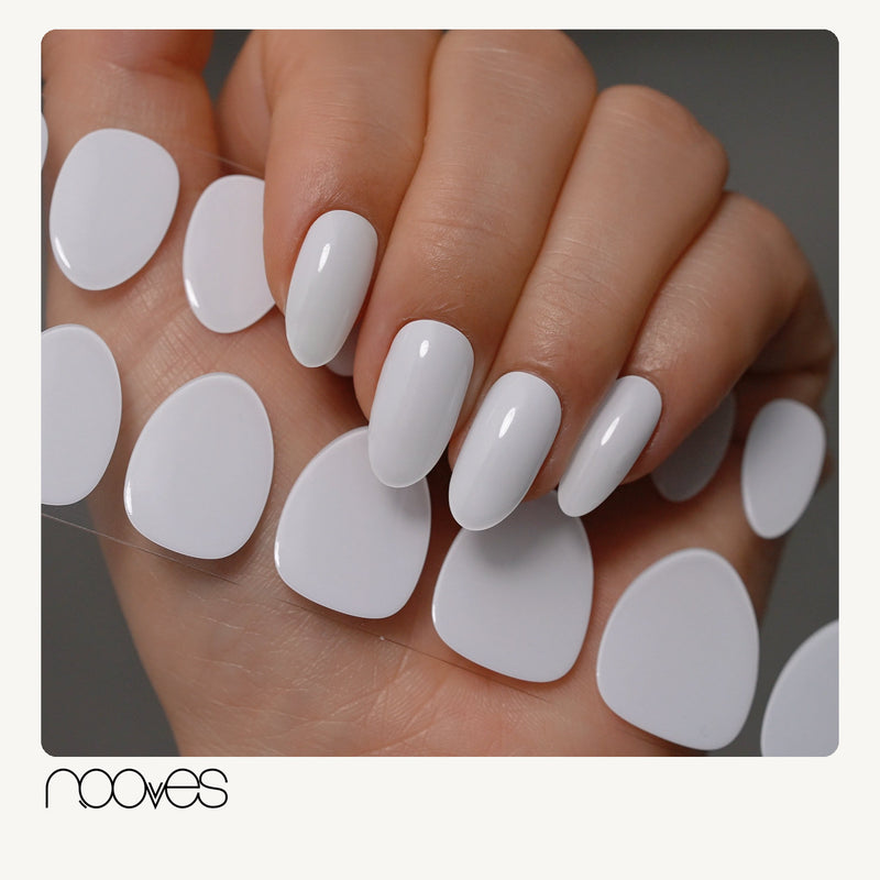 Extensiones de gel NOOVES Pure Canvas, forma almond, mano con las extensiones aplicadas