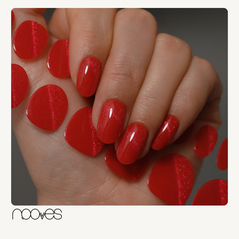 Extensiones de gel NOOVES Spicy Ruby, forma oval, mano con las extensiones aplicadas