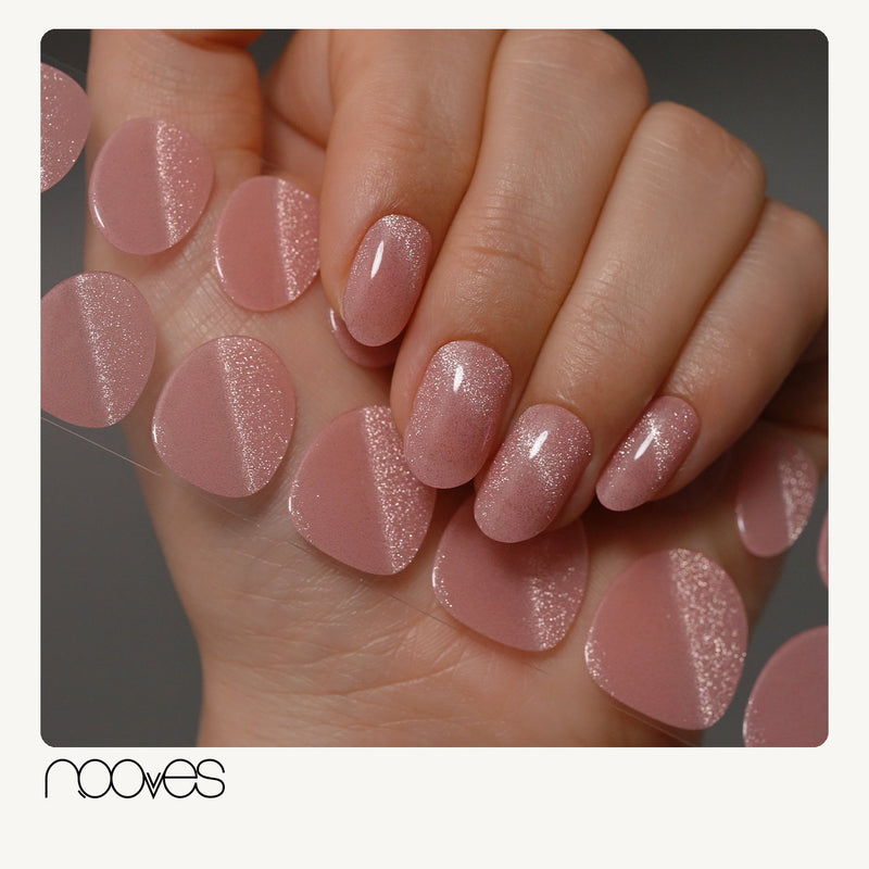 Extensiones de gel NOOVES Fairy Dust, forma oval, mano con las extensiones aplicadas