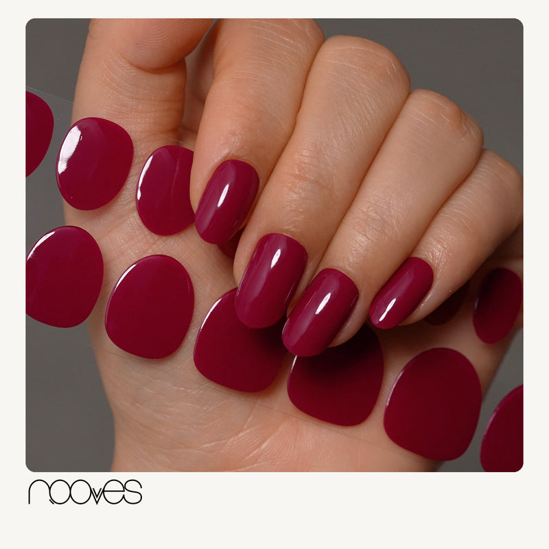 Extensiones de gel NOOVES Fuchsia Night, forma oval, mano con las extensiones aplicadas