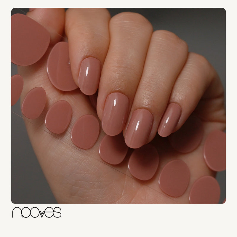 Extensiones de gel NOOVES Vintage Rose, forma oval, mano con las extensiones aplicadas