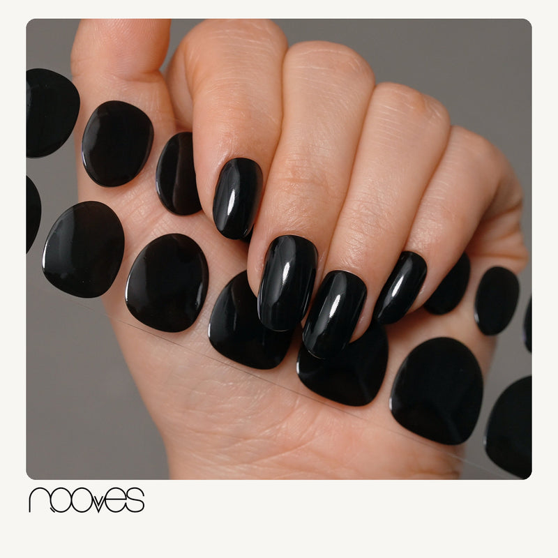 Extensiones de gel NOOVES Obsidian Night, forma oval, mano con las extensiones aplicadas