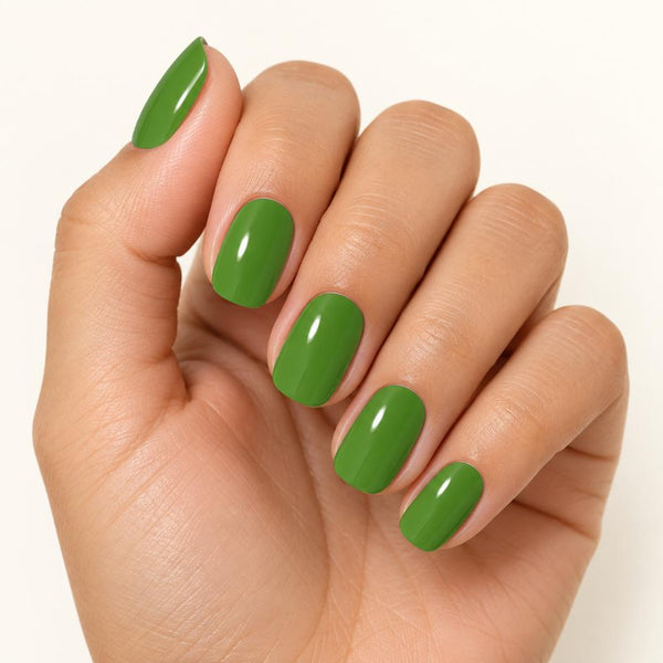Cinco uñas con láminas de gel semicurado NOOVES Deep Teal, verde hoja