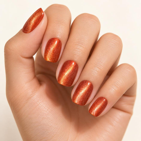 Cinco uñas con láminas de gel semicurado NOOVES Terracota Cat, terracota con destello cobre y efecto cat eye
