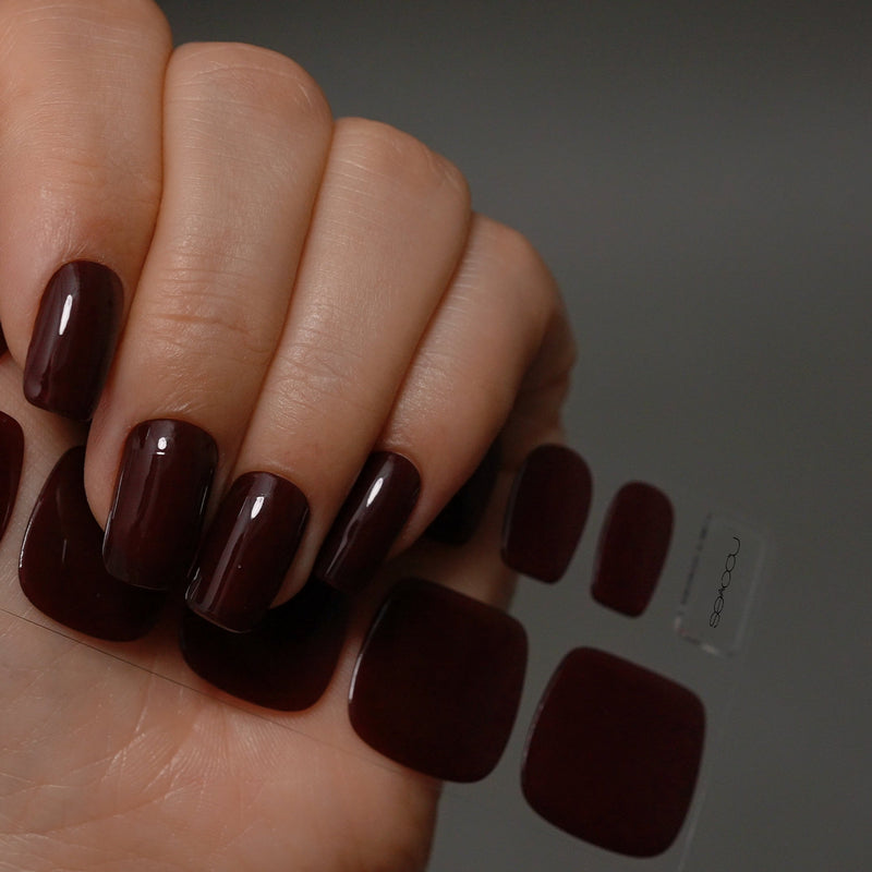 Extensiones de gel NOOVES Midnight Merlot, forma square, mano con la tira