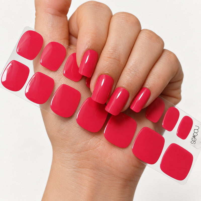 Extensiones de gel NOOVES Malibu Pink, forma square, mano con la tira