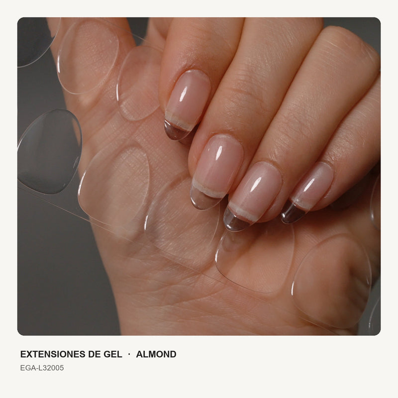 Extensiones de gel NOOVES Crystal Clear, forma almond, mano con la tira