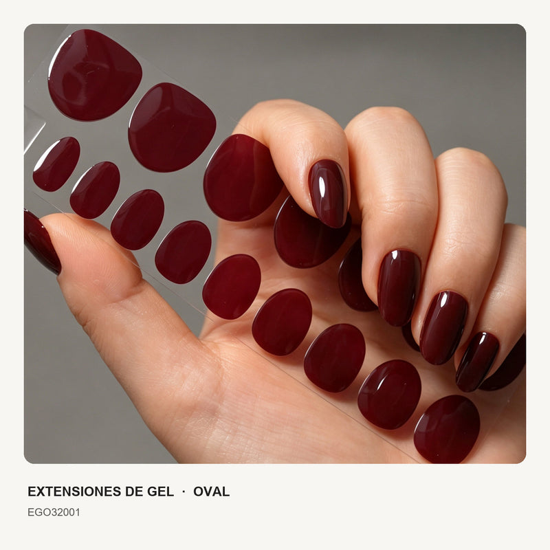 Extensiones de gel NOOVES Cherry Noir, forma oval, mano con la tira