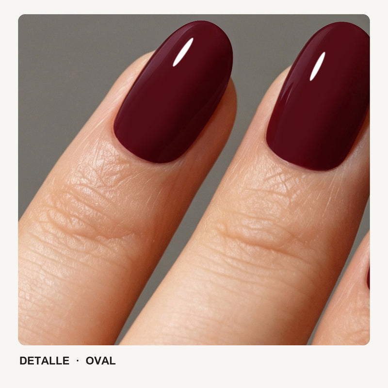 Extensiones de gel NOOVES Cherry Noir, forma oval, detalle macro