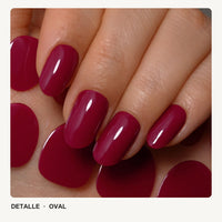 Extensiones de gel NOOVES Fuchsia Night, forma oval, detalle macro