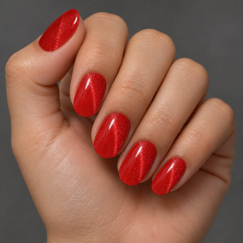 Extensiones de gel NOOVES Spicy Ruby, forma oval, imagen lifestyle